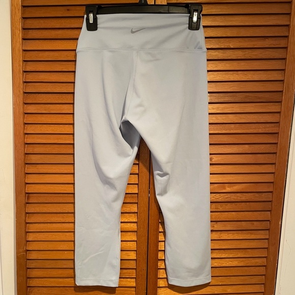 Nike Women’s One Dri-Fit High Waisted Light Blue Cropped Leggings Sz M NWT - Picture 4 of 7